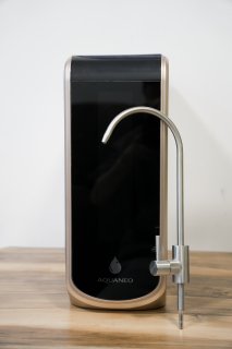 AQUANEO Premium Compact — вид спереди с краном